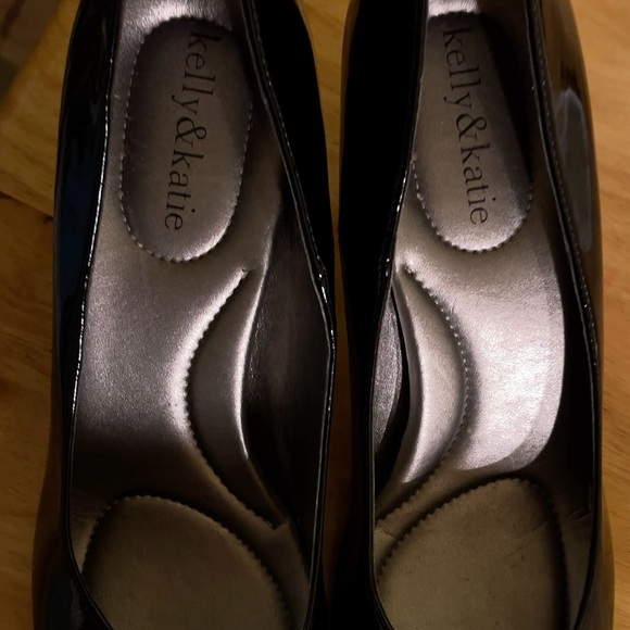 KELLY & KATIE… size 10…black patent leather…3 1/2 “ heeled shoes - Picture 2 of 16